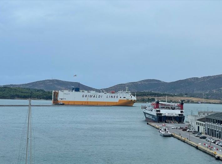 Νέο πλοίο με πάνω από 1.500 αυτοκίνητα και μηχανήματα έργου στο λιμάνι του Βόλου