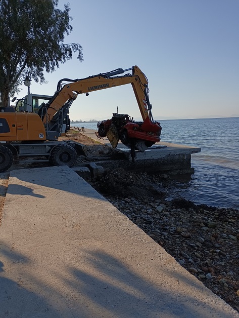 Ανέλκυση αυτοκινήτων με δαπάνες του ΟΛΒ από τον θαλάσσιο χώρο της Αγριάς