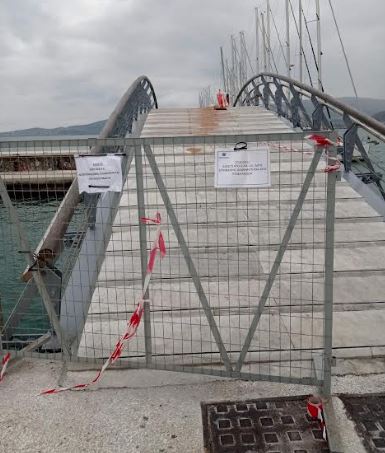 Εργασίες καθαρισμού από λάδια στη μεταλλική γέφυρα στον κυματοθραύστη