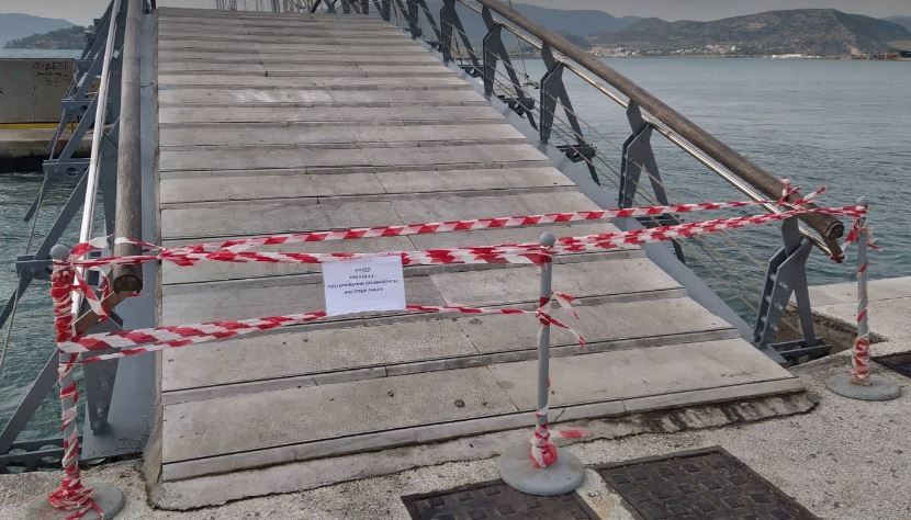 Κλειστή η μεταλλική γέφυρα στον κυματοθραύστη