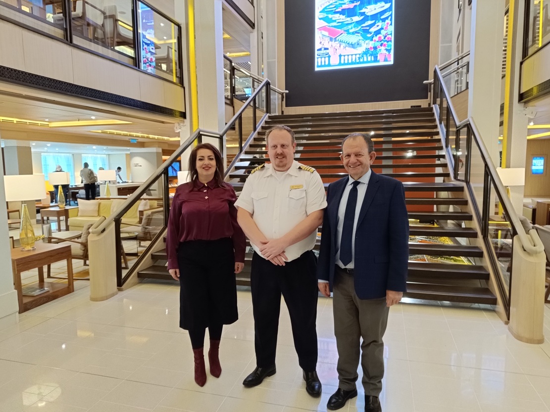 «Ποδαρικό» του «VIKING STAR» στον λιμένα Βόλου για τη νέα χρονιά